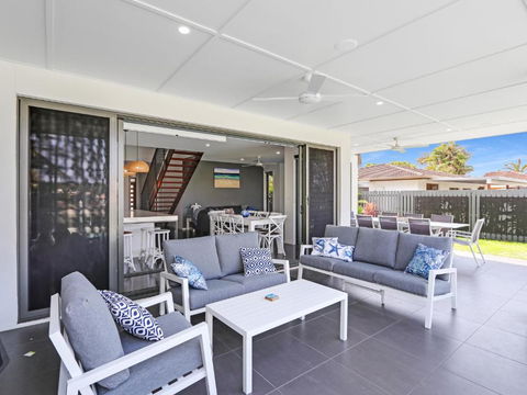 WATERFRONT HOME BORDERING MOOLOOLABA - Tweed Heads Accommodation 3