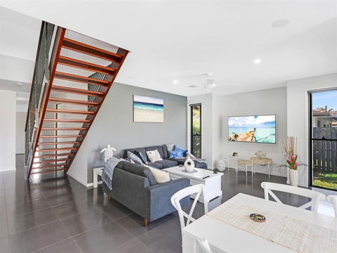 WATERFRONT HOME BORDERING MOOLOOLABA - Tweed Heads Accommodation 5
