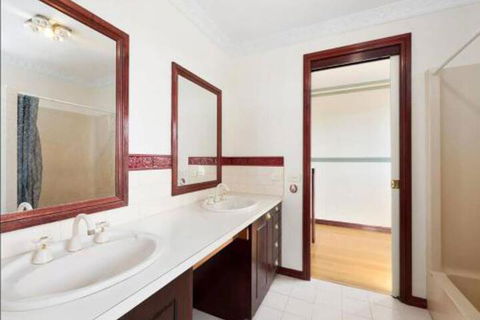 GUMS & ROSES Family Home In The Heart Of Town. - Tweed Heads Accommodation 3