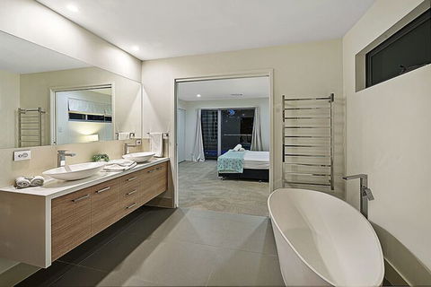 Just In Paradise Waterfront 5 Bedroom Deluxe House Central Broadbeach Location - Tweed Heads Accommodation 7