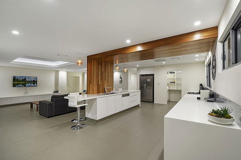Just In Paradise Waterfront 5 Bedroom Deluxe House Central Broadbeach Location - Tweed Heads Accommodation 3