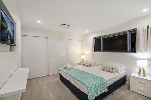 Just In Paradise Waterfront 5 Bedroom Deluxe House Central Broadbeach Location - Tweed Heads Accommodation 5