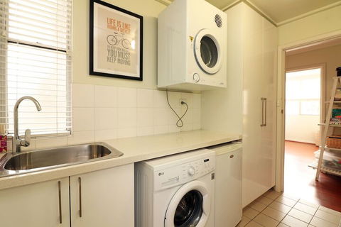 Colour Pop - Rejuvenate Stays - Tweed Heads Accommodation 7