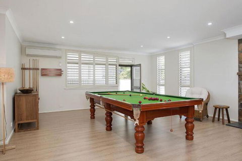 Whispering Sands 10 Sandy Point Road Luxury Waterfront Home With Aircon WIFI & Foxtel - Tweed Heads Accommodation 5