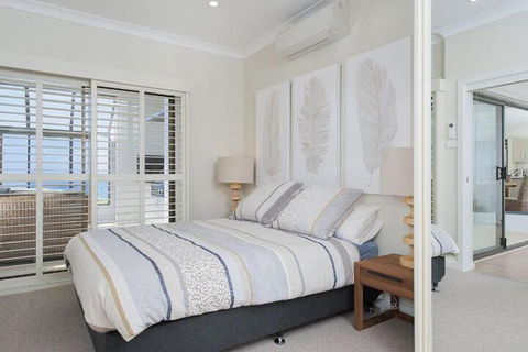 Whispering Sands 10 Sandy Point Road Luxury Waterfront Home With Aircon WIFI & Foxtel - Tweed Heads Accommodation 7