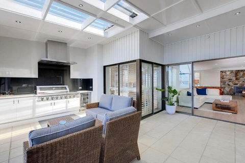 Whispering Sands 10 Sandy Point Road Luxury Waterfront Home With Aircon WIFI & Foxtel - Tweed Heads Accommodation 6