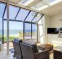 Whispering Sands 10 Sandy Point Road Luxury waterfront home with aircon WIFI  Foxtel - Tweed Heads Accommodation
