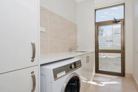 Whispering Sands 10 Sandy Point Road Luxury Waterfront Home With Aircon WIFI & Foxtel - Tweed Heads Accommodation 3