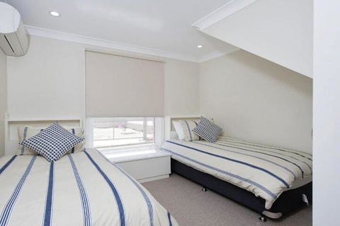 Whispering Sands 10 Sandy Point Road Luxury Waterfront Home With Aircon WIFI & Foxtel - Tweed Heads Accommodation 4