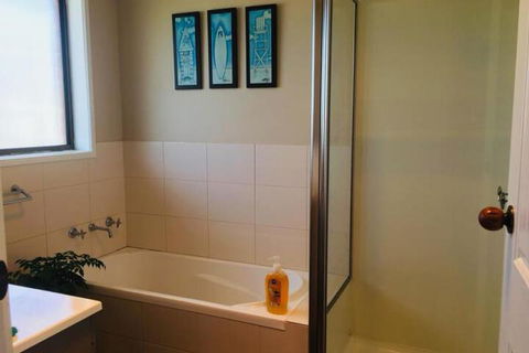 QUEEN BEDROOM FRIENDLY HOME PORTLAND - Tweed Heads Accommodation 3