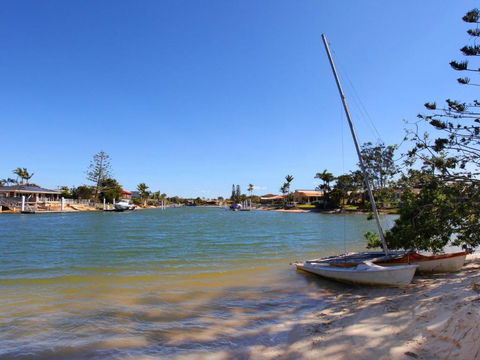 Anjuna 2 2 BDRM Budget Stay On Canal - Tweed Heads Accommodation 1