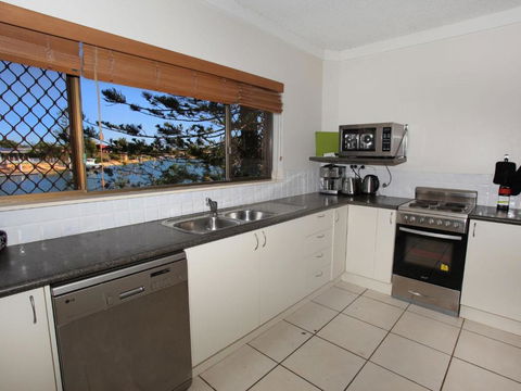 Anjuna 2 2 BDRM Budget Stay On Canal - Tweed Heads Accommodation 2