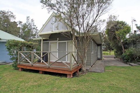 Berrara Lagoon Front Chalet - Tweed Heads Accommodation 4