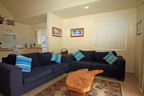 Berrara Lagoon Front Chalet - Tweed Heads Accommodation 2