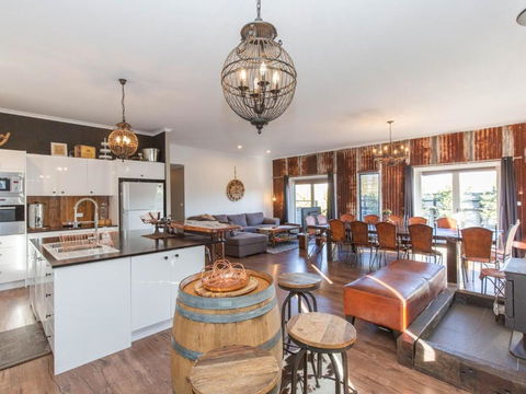 Oak & Barrel / 7 Twynam Street - Tweed Heads Accommodation 4