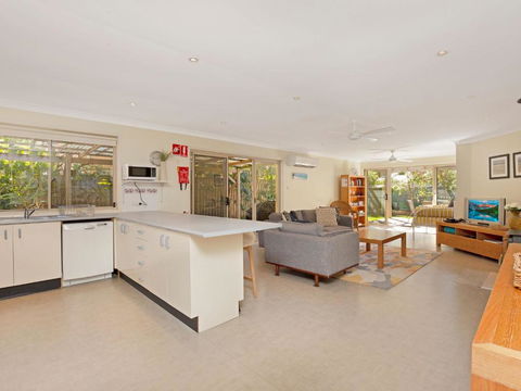 Pet Friendly Beach Home - Tweed Heads Accommodation 4