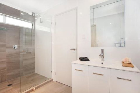 BEACH SHOPS & FABULOUS VACATION HOME! - Tweed Heads Accommodation 3