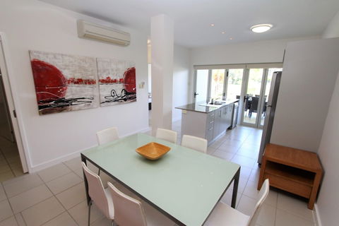 Beachside Apartment 5 - Tweed Heads Accommodation 4