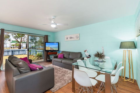 Charm & Comfort In This Ground Floor Unit With Water Views! Welsby Pde Bongaree - Tweed Heads Accommodation 4