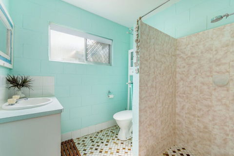 Charm & Comfort In This Ground Floor Unit With Water Views! Welsby Pde Bongaree - Tweed Heads Accommodation 5