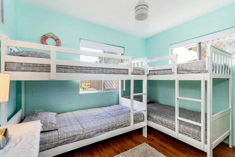Charm & Comfort In This Ground Floor Unit With Water Views! Welsby Pde Bongaree - Tweed Heads Accommodation 7
