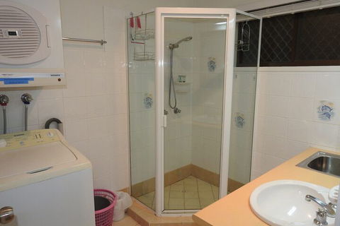 Immaculate First Floor Waterfront Unit Welsby Pde Bongaree - Tweed Heads Accommodation 4