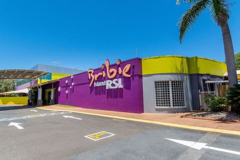 Immaculate First Floor Waterfront Unit Welsby Pde Bongaree - Tweed Heads Accommodation 1