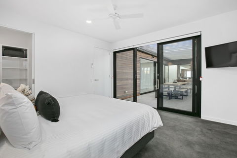Apollo Bay Beach House - Tweed Heads Accommodation 3