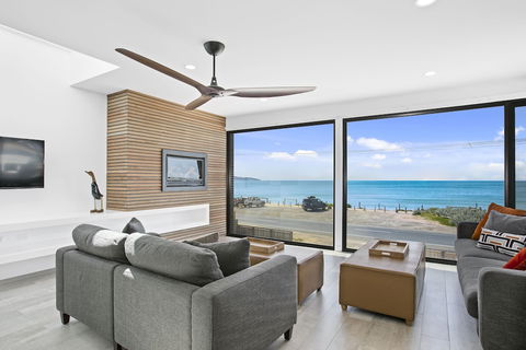 Apollo Bay Beach House - Tweed Heads Accommodation 6