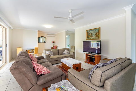 Freshly Renovated Dog Friendly House Walking Distance To Waterfront - Tweed Heads Accommodation 3