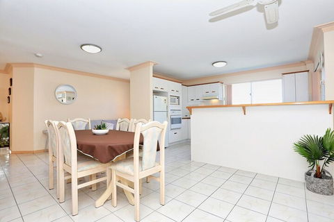 Enjoy Sunsets & Waterviews From Your Private Balcony - Tweed Heads Accommodation 4