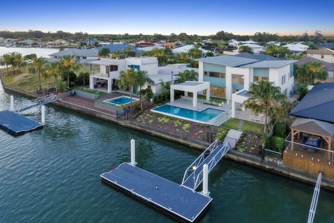 Luxury Canal Front Holiday House Raptor Pde Banksia Beach - Tweed Heads Accommodation 1