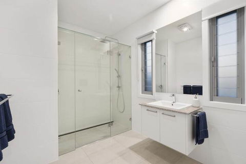 Luxury Canal Front Holiday House Raptor Pde Banksia Beach - Tweed Heads Accommodation 4