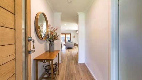 Lake Edge Retreat - Tweed Heads Accommodation 0