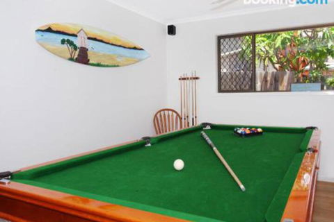 Schirrmann 56 Four Bedroom Home On Canal With Pool Pontoon Aircon & WiFi! - Tweed Heads Accommodation 6