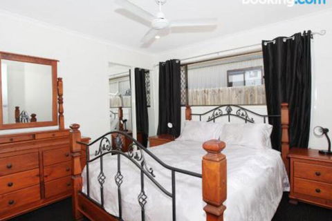 Schirrmann 56 Four Bedroom Home On Canal With Pool Pontoon Aircon & WiFi! - Tweed Heads Accommodation 2