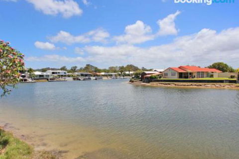 Schirrmann 56 Four Bedroom Home On Canal With Pool Pontoon Aircon & WiFi! - Tweed Heads Accommodation 3