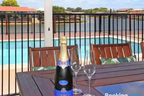 Schirrmann 56 Four Bedroom Home On Canal With Pool Pontoon Aircon & WiFi! - Tweed Heads Accommodation 5