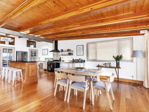 VINCES LANDING OLD EROWAL BAY 4pm Check Out Sundays - Tweed Heads Accommodation 5