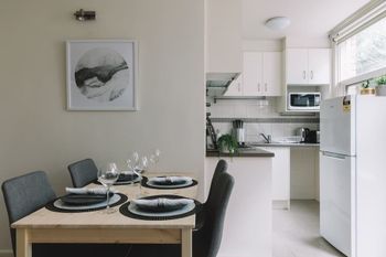Cosy Melbourne Apartment Close To CBD - Tweed Heads Accommodation 2