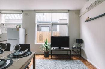 Cosy Melbourne Apartment Close To CBD - Tweed Heads Accommodation 4