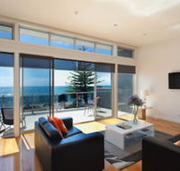 Penguin Waterfront Escape - Tweed Heads Accommodation