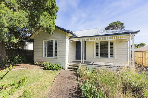 Tranquility In Cowes - Rejuvenate Stays - Tweed Heads Accommodation 1