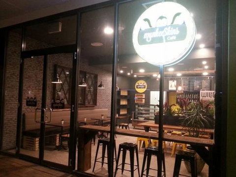 Munkeeskins Cafe - Tweed Heads Accommodation 0