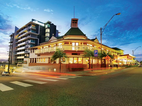 Oaks Grand Gladstone - Tweed Heads Accommodation 0