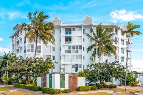 201 Lake Street - Cairns - Tweed Heads Accommodation 0