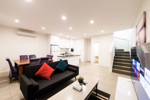 3BR Townhouse Double Garage Walk To Lake Ginninderra - Tweed Heads Accommodation 0