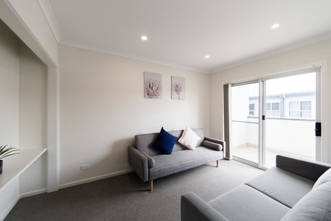 3BR Townhouse Double Garage Walk To Lake Ginninderra - Tweed Heads Accommodation 3