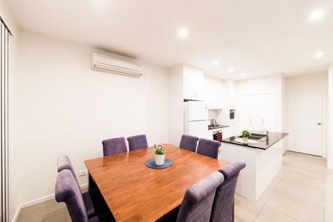 3BR Townhouse Double Garage Walk To Lake Ginninderra - Tweed Heads Accommodation 2