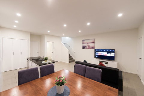 3BR Townhouse Double Garage Walk To Lake Ginninderra - Tweed Heads Accommodation 1